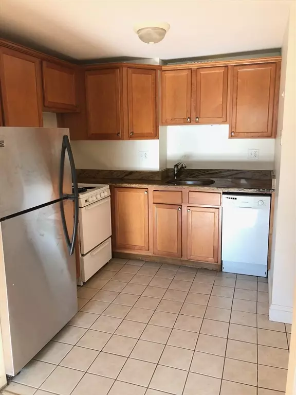 Marblehead, MA 01945,19 Vine St #1