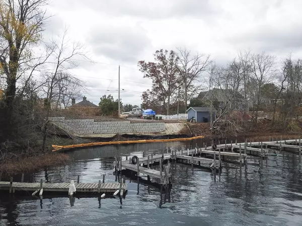 Webster, MA 01570,13 S Point Rd