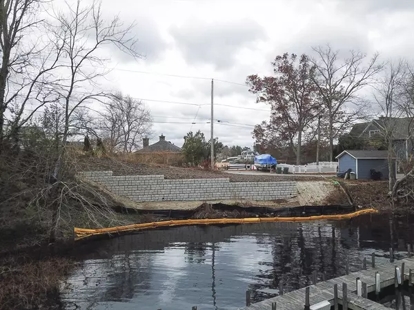 Webster, MA 01570,13 S Point Rd