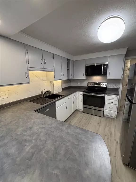 Barrington, RI 02806,97-99 Roffee St #1