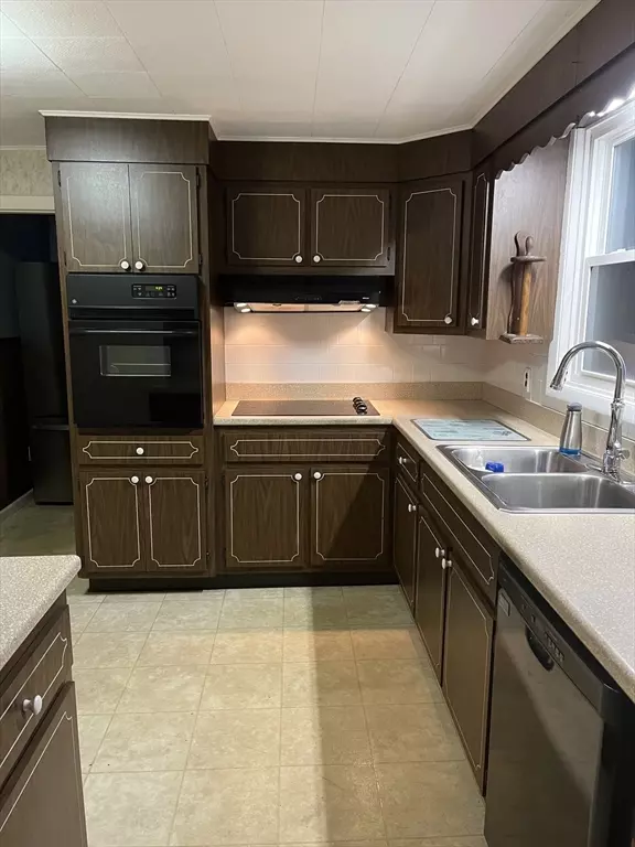 Attleboro, MA 02703,27 Tiffany St