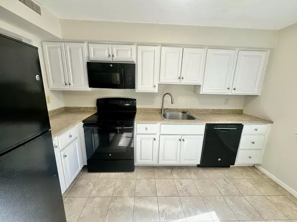 Hingham, MA 02043,13 Beals Cove Rd #E