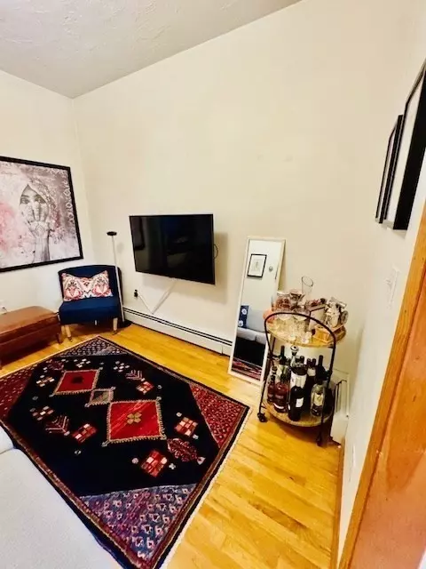 Boston, MA 02113,206 Hanover Street #7