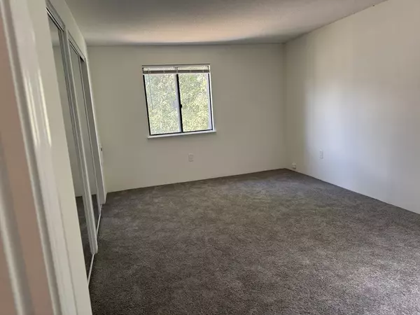 Natick, MA 01760,5 Village Rock Lane #24