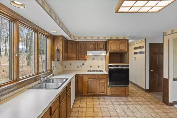 Boxborough, MA 01719,139 Picnic St