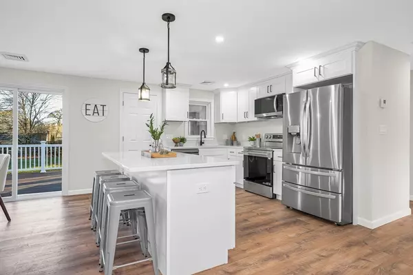 Pelham, NH 03076,4 Melody Ln