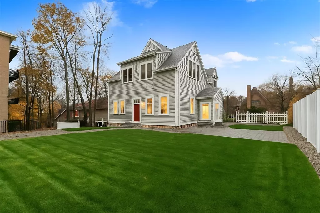 Brookline, MA 02446,14 Newell Rd #14