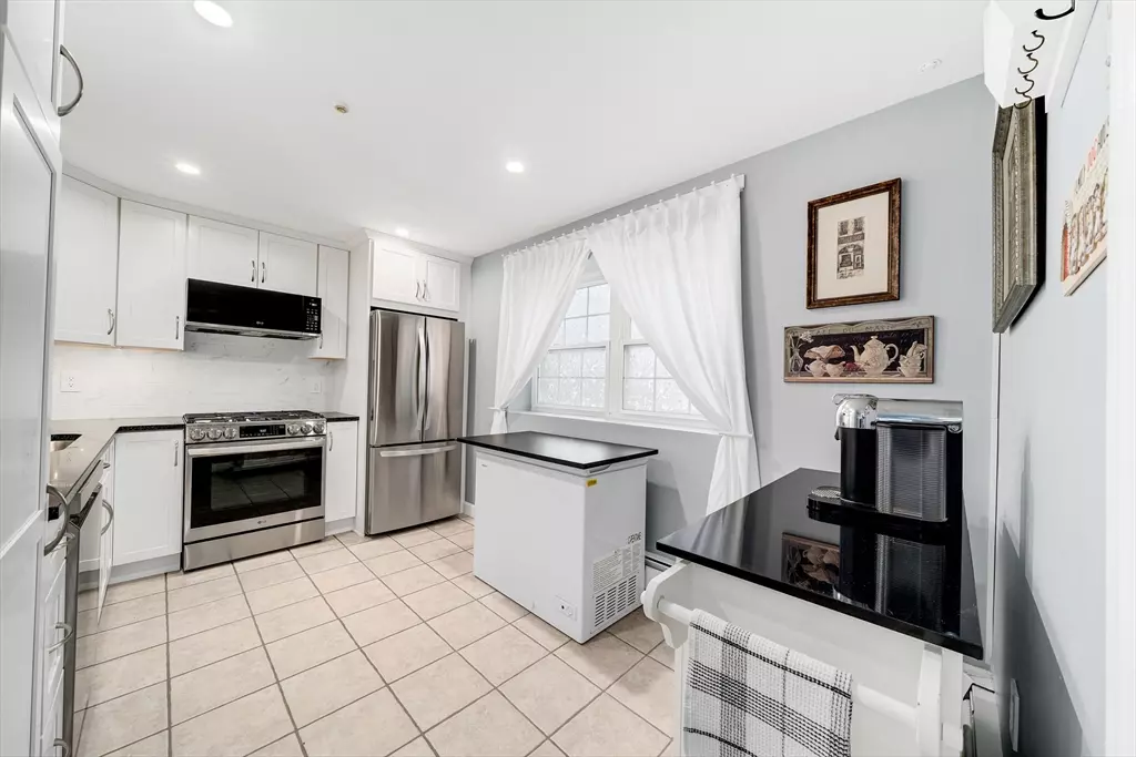 North Andover, MA 01845,75 Edgelawn Ave #1