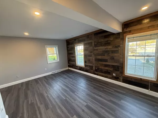 Plymouth, MA 02360,176 Court St #1