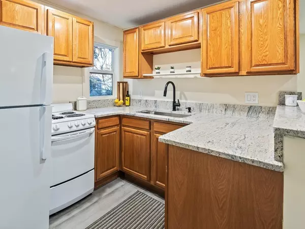 Holland, MA 01521,4 Lake Shore Lane