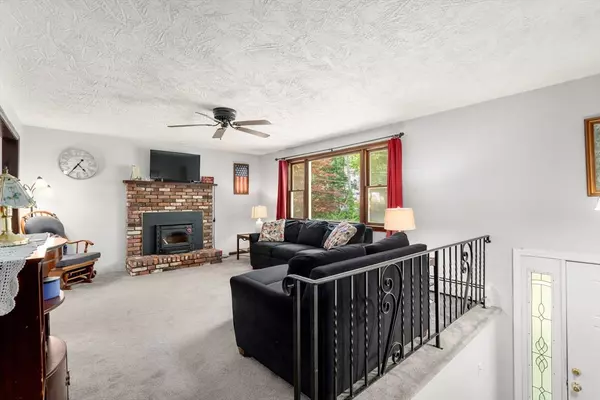 Uxbridge, MA 01569,215 Chestnut St