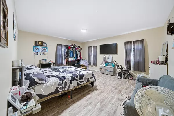 Webster, MA 01570,34-36 Park St