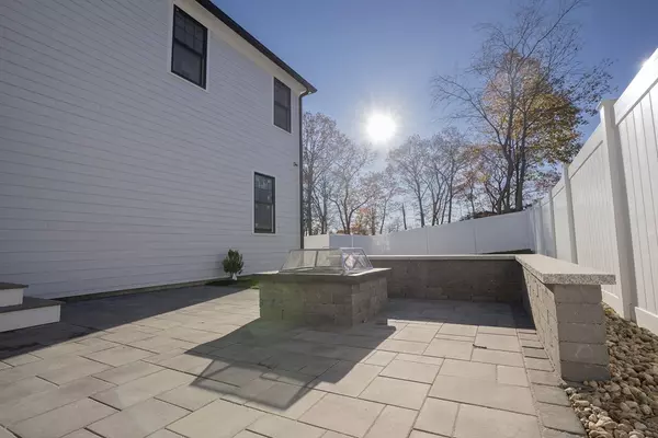 Saugus, MA 01906,24 Palmetto St