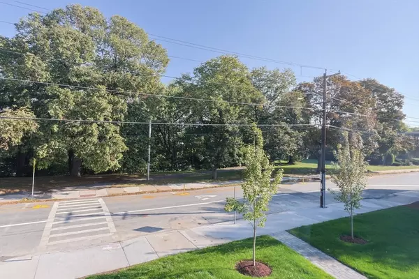 Medford, MA 02155,54 South St #2