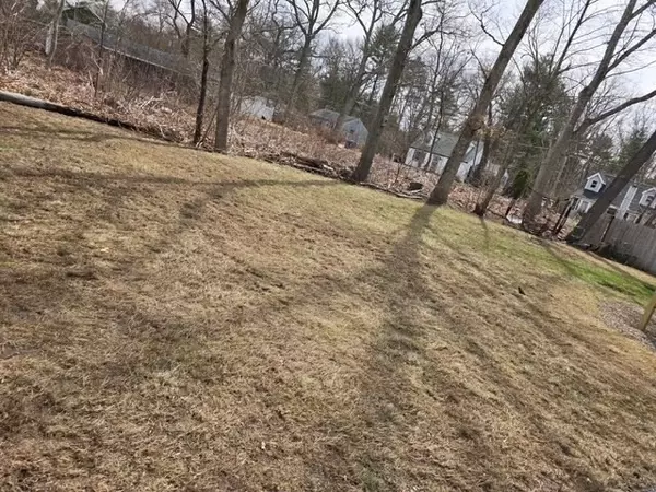 Thompson, CT 06277,3 Colonial Ave #2