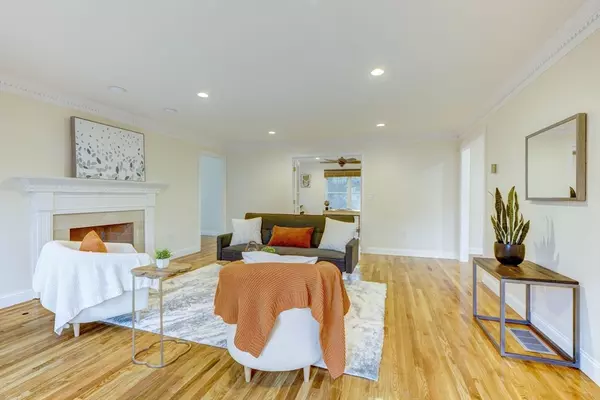 Walpole, MA 02081,17 Bridle Path