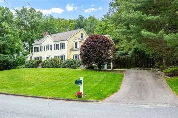 Walpole, MA 02081,17 Bridle Path