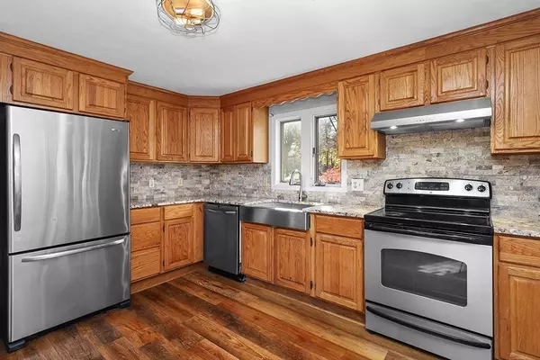 Walpole, MA 02081,8 Autumn Ln