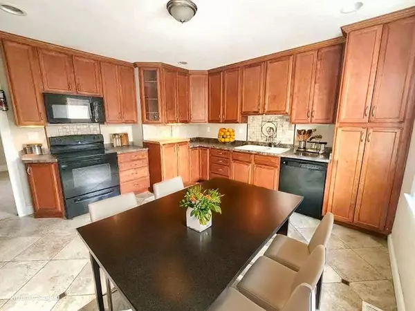 Northbridge, MA 01588,17 Overlook St #17