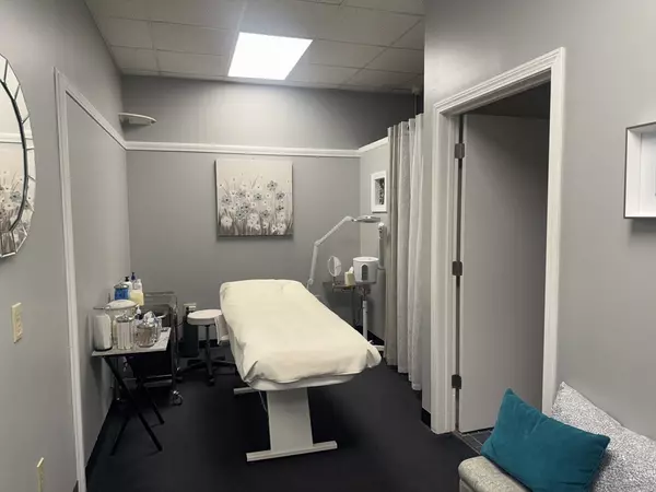 132 S Main St, Acushnet, MA 02743