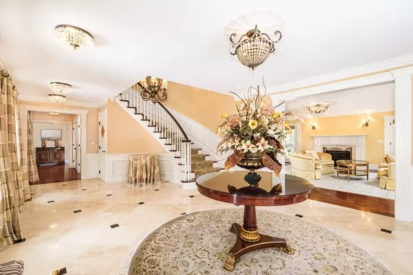 Weston, MA 02493,568 Wellesley Street