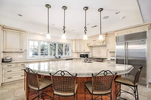 Weston, MA 02493,568 Wellesley Street