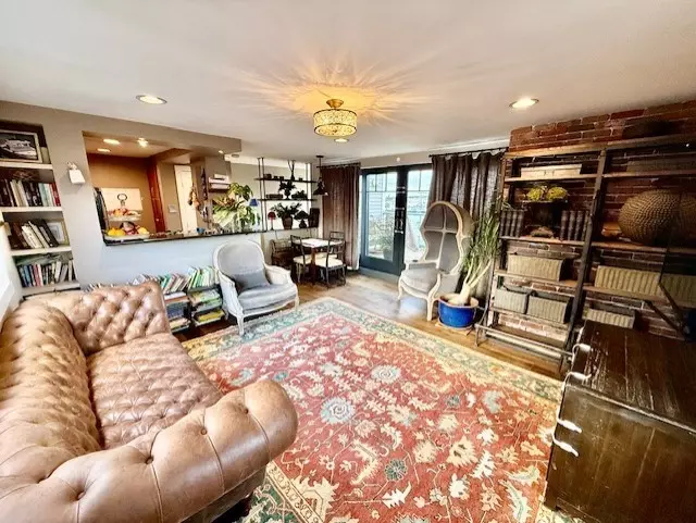 Boston, MA 02109,480 Commercial Street #5A