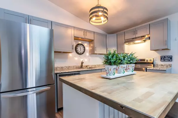 Mashpee, MA 02649,70 Cape Dr #11D