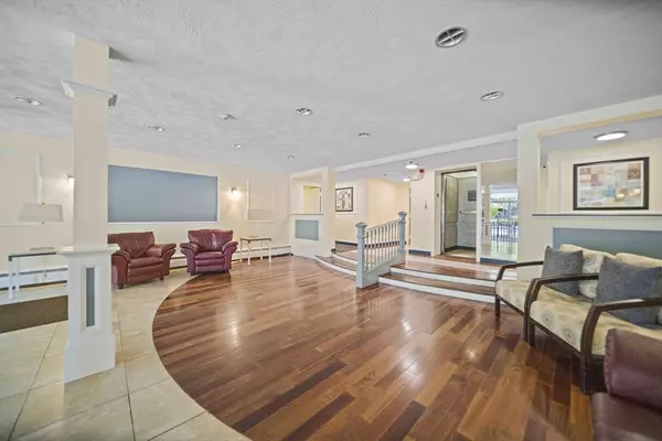 Brookline, MA 02446,50 Green #411