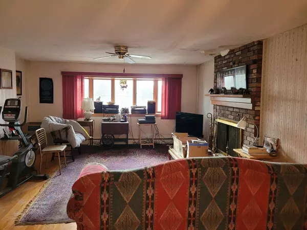 Newburyport, MA 01950,110 Low St