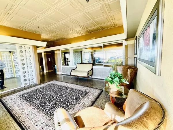 Lynn, MA 01902,300 Lynn Shore Dr #408