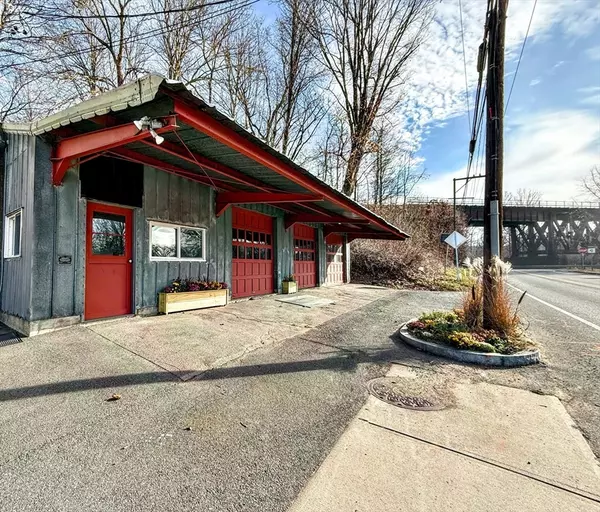 Greenfield, MA 01301,435 Deerfield St