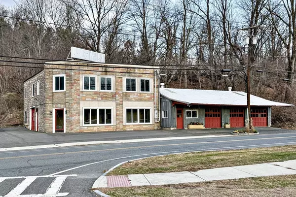 435 Deerfield St, Greenfield, MA 01301