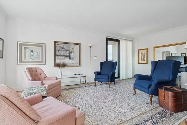 Boston, MA 02110,65 East India Row #9B