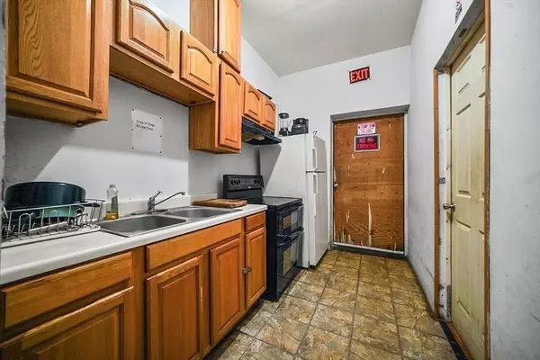 Holyoke, MA 01040,321-323 High St