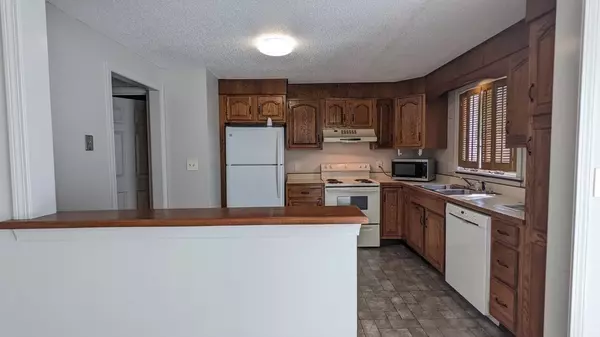 Agawam, MA 01001,6 Mansion Woods Dr #A