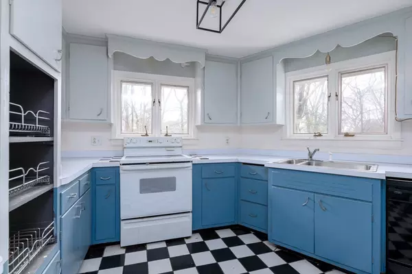 Holden, MA 01520,3 Oakridge Road