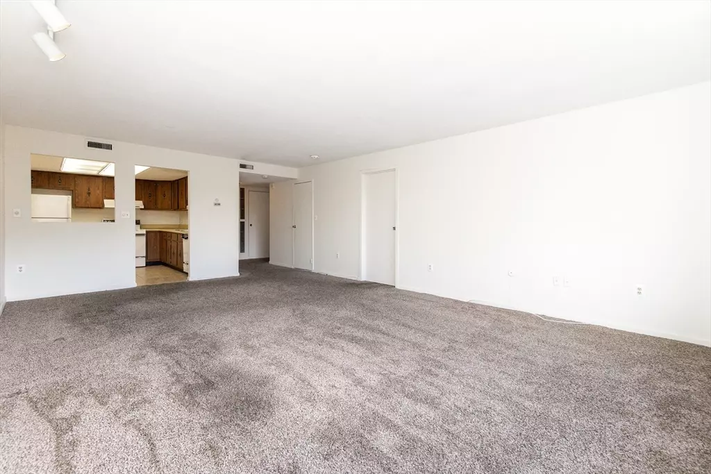 Swampscott, MA 01907,404 Paradise Rd #2N