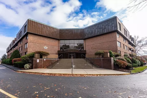 Swampscott, MA 01907,404 Paradise Rd #2N