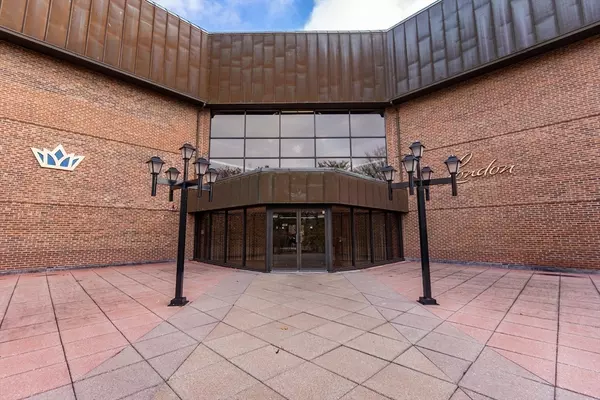 Swampscott, MA 01907,404 Paradise Rd #2N