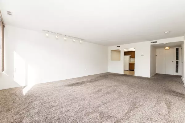 Swampscott, MA 01907,404 Paradise Rd #2N