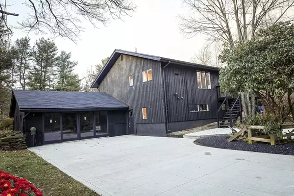 Chester, MA 01011,506 Skyline Trl