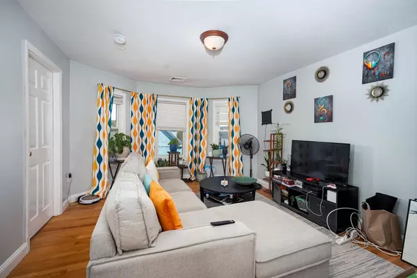 Quincy, MA 02170,90 Safford St #3