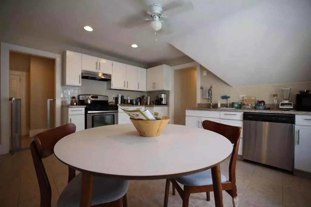 Cambridge, MA 02140,28 Walden St #3