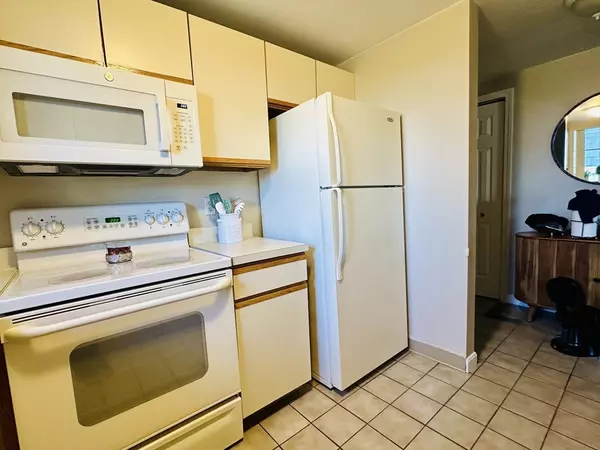 Stoneham, MA 02180,100 Ledgewood Dr #618