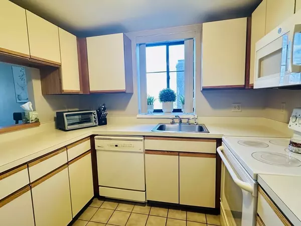 Stoneham, MA 02180,100 Ledgewood Dr #618