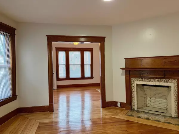 Holyoke, MA 01040,271-273 Pleasant St #271