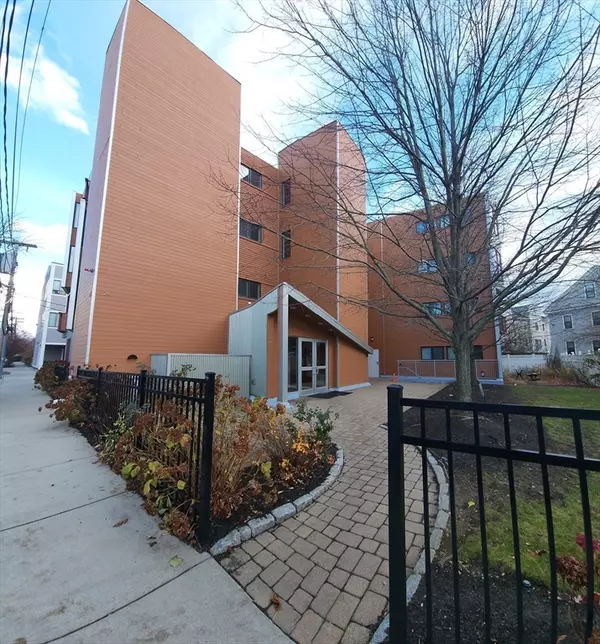 Cambridge, MA 02138,24 Bay State Road #11