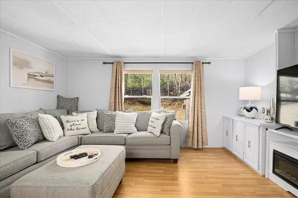 Wales, MA 01081,21 Ash Ln