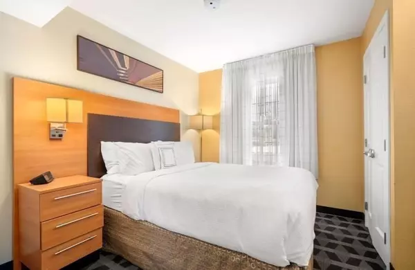 Tewksbury, MA 01876,20 International Place #108